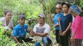 Sosok Lasarus Radun, Berbaju Putih dan Memakai Topi. (Foto: Istimewa)