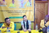 Mario Pranda (Tengah) saat mendaftar di Partai Golkar Manggarai Barat. (Foto: Info Labuan Bajo)