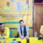 Mario Pranda (Tengah) saat mendaftar di Partai Golkar Manggarai Barat. (Foto: Info Labuan Bajo)