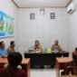 Kapolres Manggarai Barat AKBP Ari Satmoko dihadapan keluarga korban mengatakan laporan kasus pemerkosaan ini akan diusut sampai tuntas. (Foto: Info Labuan Bajo)