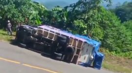 Mobil ini berangkat dari Surabaya Jawa Timur dan hendak membongkar barang di Lembor kemudian akan lanjut perjalanan menuju Ruteng hinggaa Larantuka, Flores Timur. (Foto: Info Labuan Bajo)