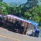 Mobil ini berangkat dari Surabaya Jawa Timur dan hendak membongkar barang di Lembor kemudian akan lanjut perjalanan menuju Ruteng hinggaa Larantuka, Flores Timur. (Foto: Info Labuan Bajo)