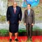 Sang Presiden Fiji itu datang ke ruang utama BICC sekitar pukul 8.30 WITA. Ia langsung menghampiri Presiden Joko Widodo dengan pakaian uniknya. (Foto: Istimewa)