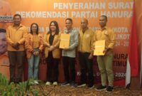 Penyerahan surat rekomendasi partai Hanura tersebut diserahkan langsung oleh Ketua DPD Partai Hanura NTT Drs. Refafi Gah, SH.M.Pd, bertempat di Hotel Kristal Kupang dan disaksikan langsung oleh pengurus Dewan Pimpinan Cabang Partai Hanura Manggarai Barat. (Foto: Istimewa)