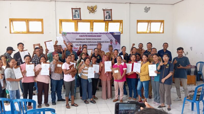 Dinas PMPTSP Serahkan Sertifikat NIB untuk 27 Pengusaha di Kecamatan Boleng. (Foto: Info Labuan Bajo)