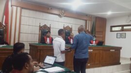 Saksi Minseltus Saat Diambil Sumpah di Persidangan Perkara Tanah Ibrahim Hanta VS Niko Naput. (Foto: Info Labuan Bajo)