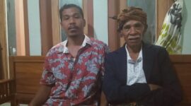Lasarus Garut (76) dan Bonafantura Satuan (39) warga Dusun Liang Lakap, Desa Sewar ini menceritakan kisah mereka yang dipersulit oleh Kades Fabianus untuk memperoleh bantuan bencana yang seharusnya mereka terima. (Foto: Info Labuan Bajo)