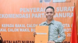 Ireneus Surya SH, Bakal Calon Bupati Manggarai Barat Saat Menerima Surat Rekomendasi Partai Hanura. (Foto: Istimewa)