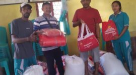 Dinso Manggarai Barat Saat Menyalurkan Bantuan. (Foto: Istimewa)