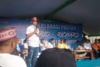 Elbert Elson, Ketua Relawan Anak Momang Mario-Richard saat memberikan orasi politik saat deklarasi Mario-Richard di Golo Koe, Labuan Bajo. (Foto: Info Labuan Bajo)
