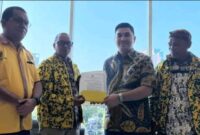 Didampingi Ketua DPD Partai Golkar NTT Melki Lakalena, Mario Pranda Terima SK Partai Golkar untuk Maju di Pilkada Manggarai Barat