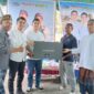 Bakal calon bupati Manggarai Barat Mario Pranda dan bakal calon wakil bupati Richard Sontani saat menyerahkan Internet gratis untuk warga pulau Mesah, desa Pasir Putih, kecamatan Komodo. (Foto: Info Labuan Bajo)