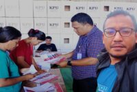 Keterangan Foto: Kolase Ketua KPUD Manggarai Barat Sedang Mengawasi Proses Penyortiran Surat Suara (Kiri) - Acik Jupir Koordinator Divisi Saksi Paslon Mario-Richard.