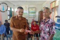 Sekretaris Desa Gorontalo, Ibrahim Saat Menyerahkan BLT Kepada Warga. (Foto: Istimewa)