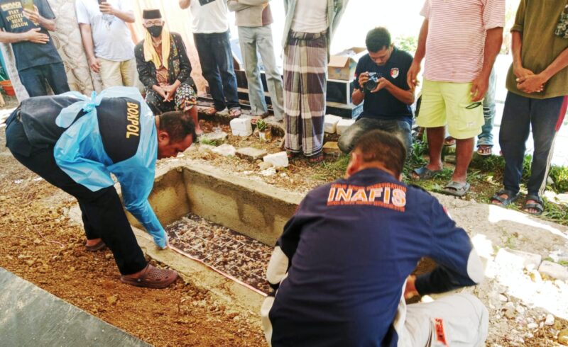 Kegiatan otopsi terhadap jenazah Sustiana Melci Elda melibatkan Dokter Forensik Polda NTT dan Tim Inafis Polres Manggarai Barat.