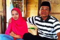 Pernikahan Sulaeman Daeng Ngampa (62) dengan Diana Daeng Ngani (18) terbilang mulus meski terpaut usia 44 tahun.