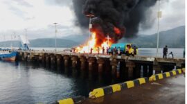 Kapal Pengangkut BBM Terbakar di Pelabuhan, Warga Berhasil Padamkan Api