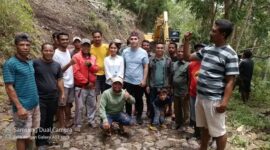 Anggota DPD RI Dapil NTT, Stevi Harman Foto Bersama Masyarakat di Ruas Jalan yang Terkena Longsor