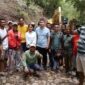 Anggota DPD RI Dapil NTT, Stevi Harman Foto Bersama Masyarakat di Ruas Jalan yang Terkena Longsor