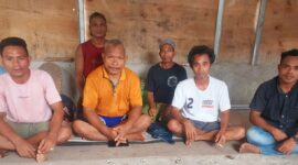 Keterangan Foto: Tokoh masyarakat dan generasi kampung Raong saat memberikat keterangan kepada wartawan pada Senin, 24 Maret 2025 di Raong. (Foto: Info Labuan Bajo)