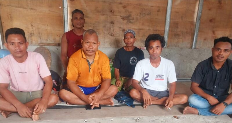 Keterangan Foto: Tokoh masyarakat dan generasi kampung Raong saat memberikat keterangan kepada wartawan pada Senin, 24 Maret 2025 di Raong. (Foto: Info Labuan Bajo)