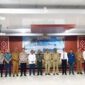 Gubernur NTT Melkiades Laka Lena Foto Bersama Saat Diskusi Publik yang Digelar PWI NTT, Senin (24/03/2025). (Foto: Istimewa)