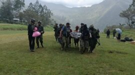 Pasukan TNI Saat Mengevakuasi Para Korban. (Foto: Istimewa)