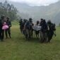 Pasukan TNI Saat Mengevakuasi Para Korban. (Foto: Istimewa)