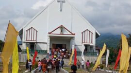 Ribuan Umat Padati Gereja St. Yosef Pekerja Lengkong Cepang, Lembor Selatan dalam Perayaan Jumat Agung. (Foto: Info Labuan Bajo)