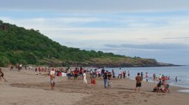Pantai Watu Weri di Desa Repi, Lembor Selatan Diserbu Wisatawan untuk Nikmati Liburan Paskah 2025. (Foto: Info Labuan Bajo)