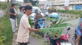 Remaja Masjid Bagi Daun Palem untuk Umat Katolik di Labuan Bajo