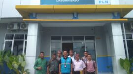 Belasan warga dari Desa Watu Manggar, Kecamatan Macang Pacar, Kabupaten Manggarai Barat, mendatangi Kantor PLN Unit Layanan Pelanggan (ULP) Labuan Bajo pada Rabu (23/4/2025). (Foto: Istimewa)