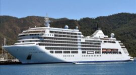 Kapal Pesiar Artania Singgah di Pulau Rinca, 839 Turis Nikmati Wisata di TN Komodo