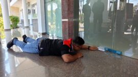 Aksi May Day di Labuan Bajo: Buruh Merayap Masukkan Surat Pernyataan, Simbol Pintu Aspirasi yang Tertutup?