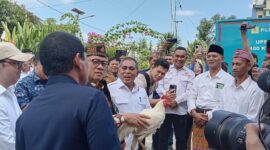 Menteri Desa, Pembangunan Daerah Tertinggal, dan Transmigrasi, Yandri Susanto, disambut dengan ritual adat 
