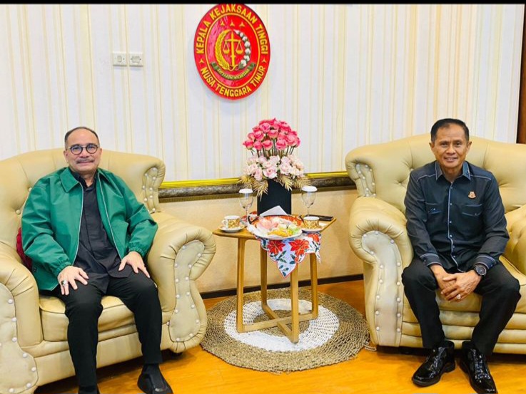 Ketua Dewan Pembina Pusat Studi Politik dan Keamanan (Puspolkam) Indonesia, Firman Jaya Daeli, bertemu Kajati NTT, Zeth Tadung Allo.