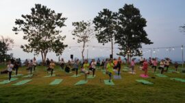 Badan Pelaksana Otorita Labuan Bajo Flores (BPOLBF) menjajal potensi wisata kebugaran lewat pergelaran yoga dan meditasi di Natas Parapuar, Labuan Bajo, Sabtu sore, 21 Juni 2025.