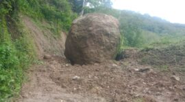 Hampir lima bulan pasca-longsor, bongkahan batu raksasa masih melumpuhkan jalur Bea Mese - Lous di Owak, Desa Langkas, Kabupaten Manggarai.