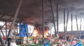 Teriakan Minta Tolong Pecah di Pasar Lembor! Tiga Stan Ludes Terbakar, Ibu Siti Histeris Kehilangan Tempat Tinggal dan Dagangan