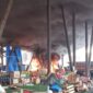 Teriakan Minta Tolong Pecah di Pasar Lembor! Tiga Stan Ludes Terbakar, Ibu Siti Histeris Kehilangan Tempat Tinggal dan Dagangan
