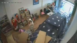 Mobil Nyeruduk Toko Rohani, Patung Bunda Maria Tak Rusak, Warga Bilang Mukjizat