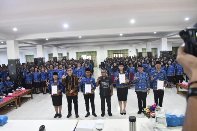 Bupati Edi (tengah) bersama Kepala Kanreg X BKN, Yudhantoro Bayu Wiratmoko dan para CPNS. (Foto : Gonsalez)