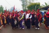 Acara yang berlangsung meriah dan penuh khidmat ini turut dihadiri Bupati Ngada, Raymundus Bena, S.S., M.Hum., dan Wakil Bupati Bernadinus Dhey Ngebu, S.P., didampingi oleh Camat Golewa, Moses Janga, serta Kepala Desa Wa’e Ia, Sebastianus Fongo.