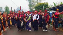 Acara yang berlangsung meriah dan penuh khidmat ini turut dihadiri Bupati Ngada, Raymundus Bena, S.S., M.Hum., dan Wakil Bupati Bernadinus Dhey Ngebu, S.P., didampingi oleh Camat Golewa, Moses Janga, serta Kepala Desa Wa’e Ia, Sebastianus Fongo.