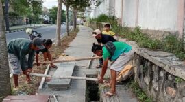 Seorang warga Labuan Bajo, Ikhlas Ziliwu, 38 tahun, berinisiatif memperbaiki lubang di trotoar Jalan arah Pantai Pede, Jumat 4 Juli 2025. Tindakan ini dilakukan atas keprihatinan setelah seorang wisatawan asing terjatuh di lubang tersebut hingga mengalami luka serius beberapa waktu lalu.