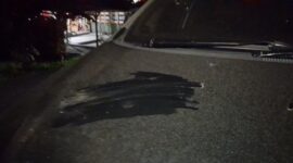 Abu vulkanik menyasar salah satu mobil milik warga di Labuan Bajo sedang parkir