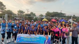 Wakil Ketua Komisi IV DPR RI, Ahmad Yohan, pose bersama sejumlah tim voli putri yang bertanding pada  Senin (21/7/2025).