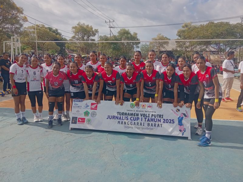 Tim AWSTAR, kostum baju putih-celana hitam dan Raimas Komodo baju merah-celana hitam.