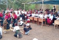 Siswa-siswi dari SDI Satap Kokor tengah membawakan tarian tradisional Rangkuk Alu memeriahkan Hari Ulang Tahun Republik Indonesia ke-80, Minggu 17 Agustus 2025 di Halaman SMP Satap Kokor, Desa Tanjung Boleng.