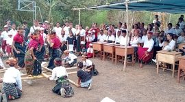 Siswa-siswi dari SDI Satap Kokor tengah membawakan tarian tradisional Rangkuk Alu memeriahkan Hari Ulang Tahun Republik Indonesia ke-80, Minggu 17 Agustus 2025 di Halaman SMP Satap Kokor, Desa Tanjung Boleng.